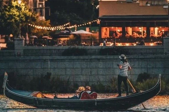 a small boat in a body of water